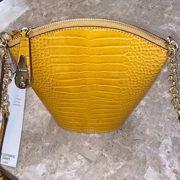 NWT🌼Calvin Klein Lock Embossed Crossbody Bucket - Picture 7 of 16